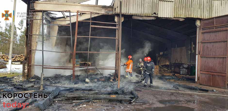 У селі Овруцької громади 5 рятувальників гасили пожежу на пилорамі