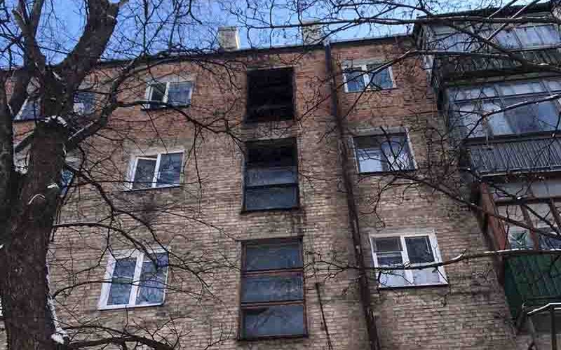У Коростені в п’ятиповерхівці сталася пожежа: опіки отримав дідусь (ФОТО)