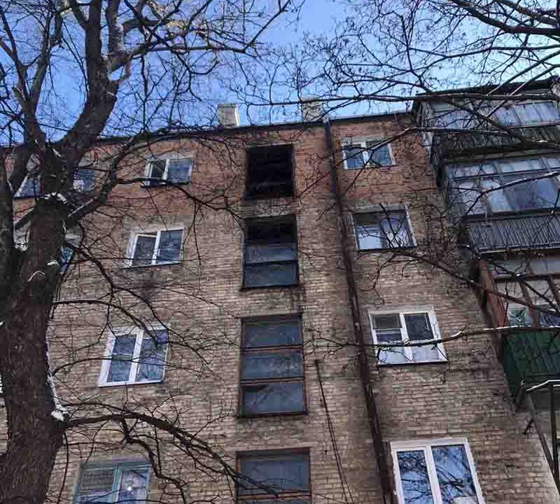 У Коростені в п’ятиповерхівці сталася пожежа: опіки отримав дідусь (ФОТО)