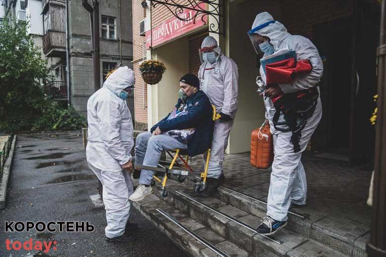 МОЗ показав моторошні фото COVID-хворих та вивезення тіл померлих