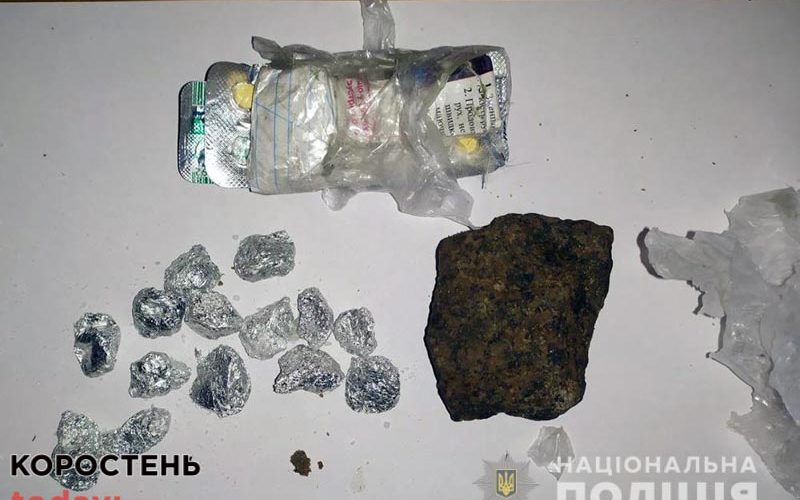 Біля коростенської тюрми правоохоронці затримали парубків з телефонами та наркотиками, які хотіли перекинути через паркан ?ФОТО