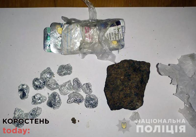 Біля коростенської тюрми правоохоронці затримали парубків з телефонами та наркотиками, які хотіли перекинути через паркан ?ФОТО
