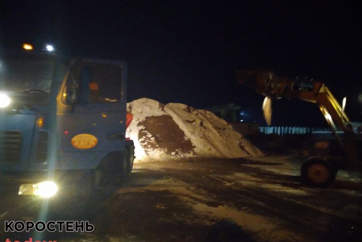 У Коростені прозвітували, скільки піщано-сольової суміші висипали за ніч на дороги