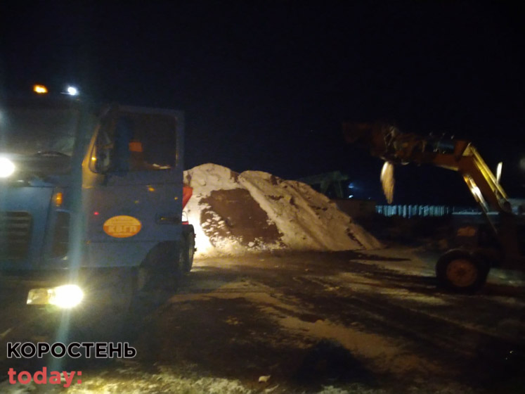 У Коростені прозвітували, скільки піщано-сольової суміші висипали за ніч на дороги