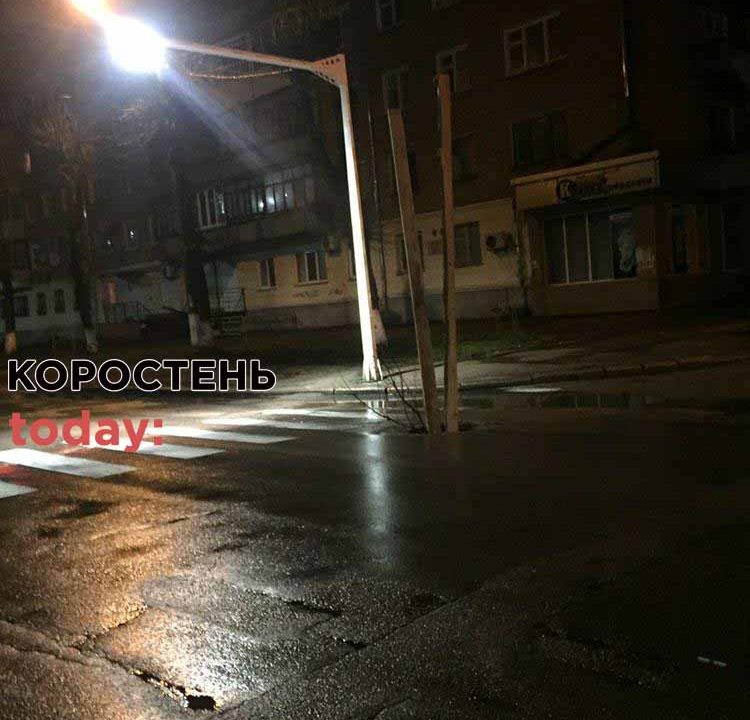 Коростенці обурені: люк прямо на проїжджій частині відкритий, а замість кришки — стирчать палиці. ?ФОТОФАКТ