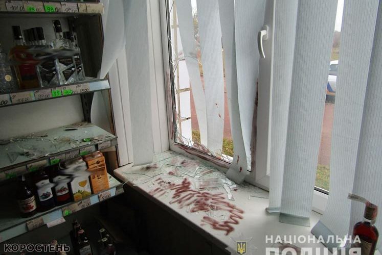 В Олевську з магазину злодій виніс гроші та одяг, а на Овруччині – продукти, алкоголь й цигарки ?ФОТО