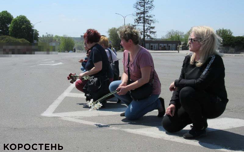 У Малині люди на колінах зустрічали загиблого військового Анатолія Осадчука