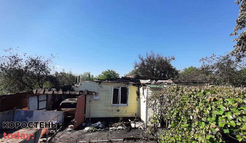 У Малині згорів будинок, в якому жила жінка з двома дітьми (ФОТО)