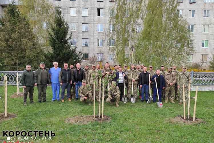 У Малині військові висадили майже 60 дерев  у пам’ять про загиблих бійців прикарпатської “десятки” (ФОТО)
