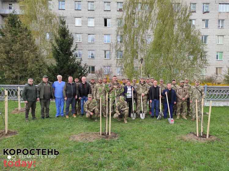 У Малині військові висадили майже 60 дерев  у пам’ять про загиблих бійців прикарпатської “десятки” (ФОТО)