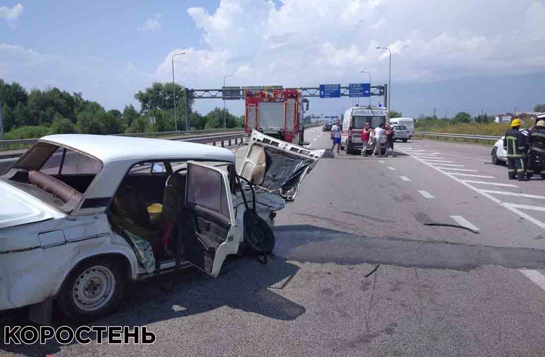 Біля Малина вантажівка врізалась в дерево: водія витягували рятувальники