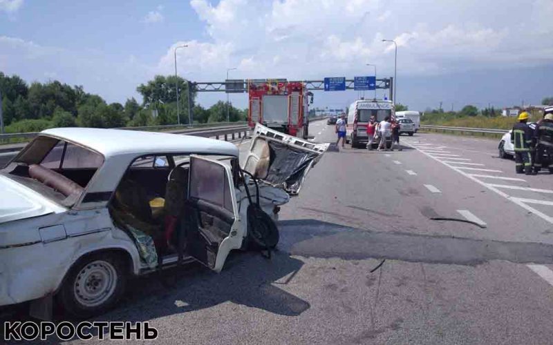Біля Малина вантажівка врізалась в дерево: водія витягували рятувальники