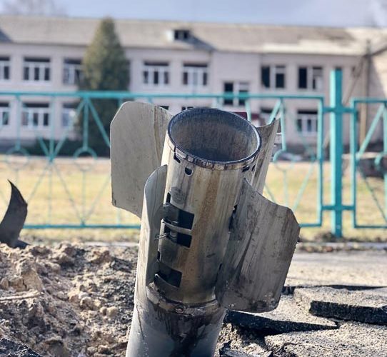 На подвір’ї однієї з шкіл Коростенського району виявили нездетоновані снаряди Градів (ФОТО)