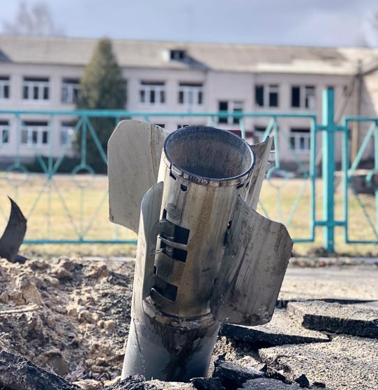 На подвір’ї однієї з шкіл Коростенського району виявили нездетоновані снаряди Градів (ФОТО)