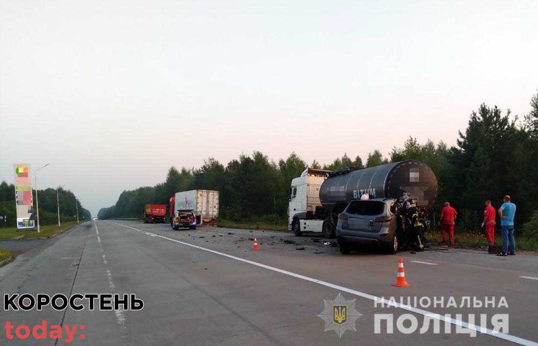 У Малинському районі Hyundai з’їхав на узбіччя та зіткнувся з причепом DAF: загинув водій ?ФОТО