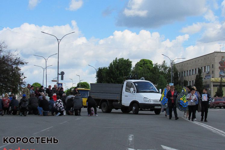 У Малині духовенство, містяни та військові на колінах прощались із загиблим земляком Миколою Олексієнком