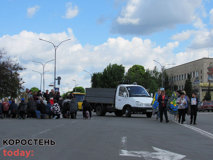 У Малині духовенство, містяни та військові на колінах прощались із загиблим земляком Миколою Олексієнком