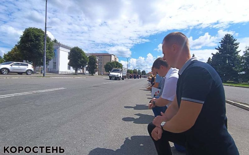 Малинчани попрощалися з військовослужбовцем Олександром Козярем, який отримав смертельне поранення, рятуючи побратима