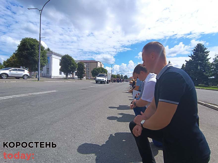 Малинчани попрощалися з військовослужбовцем Олександром Козярем, який отримав смертельне поранення, рятуючи побратима