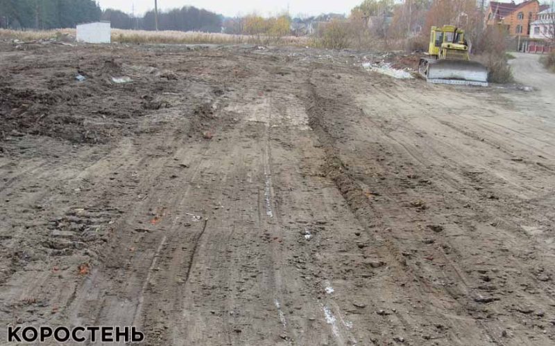 У Малині на вулиці Героїв Крут прибрали захаращену будівельними відходами територію та встановили відеоспостереження