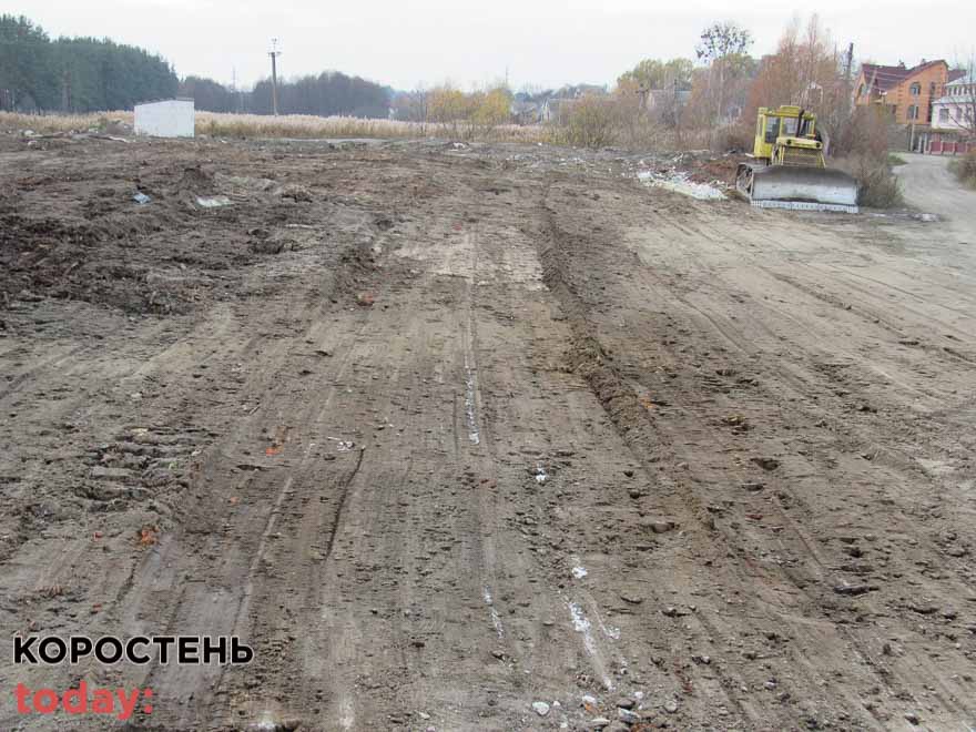 У Малині на вулиці Героїв Крут прибрали захаращену будівельними відходами територію та встановили відеоспостереження