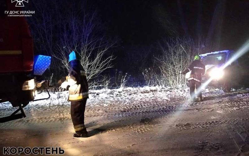 Через ожеледицю у Малині вантажівка з’їхала на узбіччя дороги та застрягла