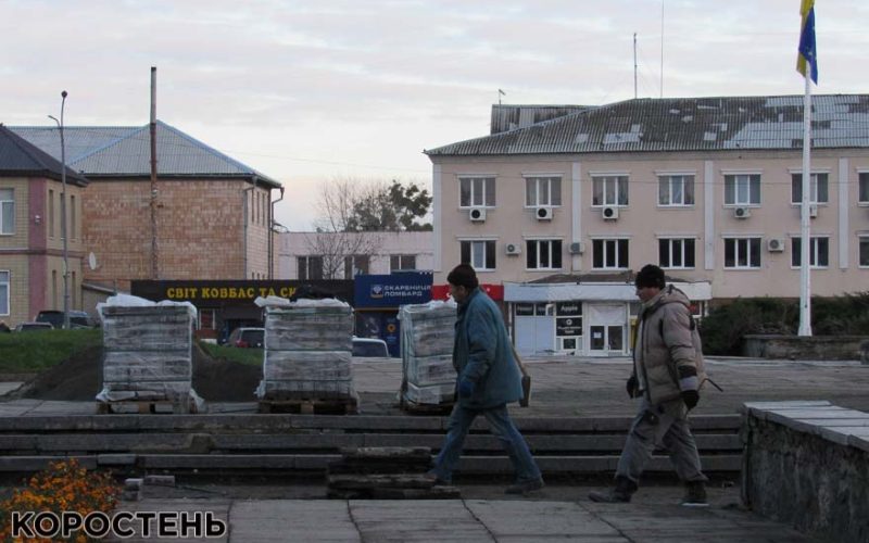 У Малині відновлюють центральний майдан після авіаударів ?ФОТО