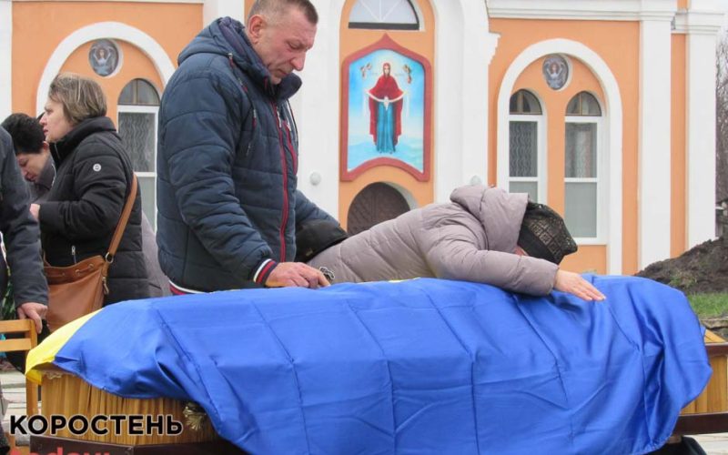 Сотні малинчан на колінах прощались із двома захисниками України