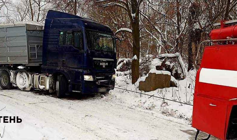 Поблизу смт Народичі рятувальники відбуксирували MAN, який застряг на узбіччі та перекрив дорогу