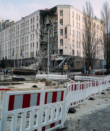 Росіяни поцілили ракетами у готель власника Коростенського заводу МДФ Леоніда Юрушева ?