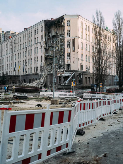 Росіяни поцілили ракетами у готель власника Коростенського заводу МДФ Леоніда Юрушева ?