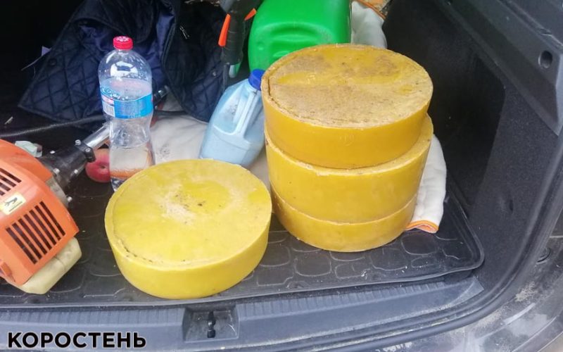 Пасічник з Коростенщини передав 20 кг воску для виготовлення окопних свічок