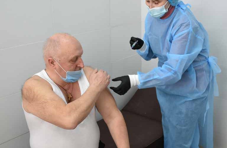 Мер Коростеня та один з його заступників вакцинувалися від COVID-19 ?ФОТО