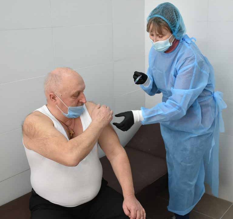 Мер Коростеня та один з його заступників вакцинувалися від COVID-19 ?ФОТО