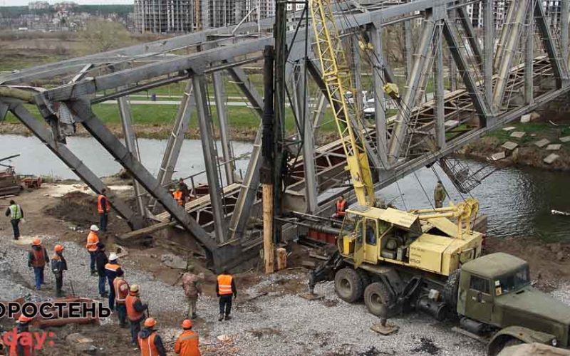 Військові відновлюють залізничний міст на дільниці Київ – Коростень (ФОТО)