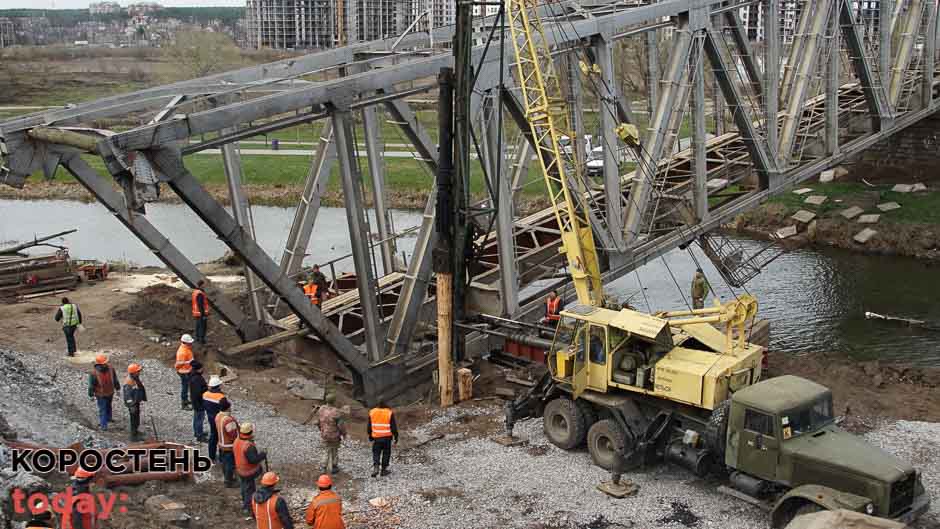 Військові відновлюють залізничний міст на дільниці Київ – Коростень (ФОТО)