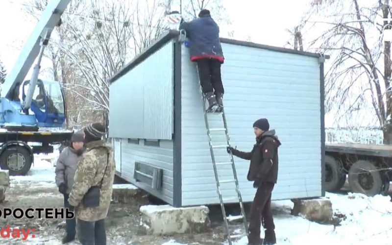 У селі біля Коростеня облаштовують модульні будиночки для переселенців
