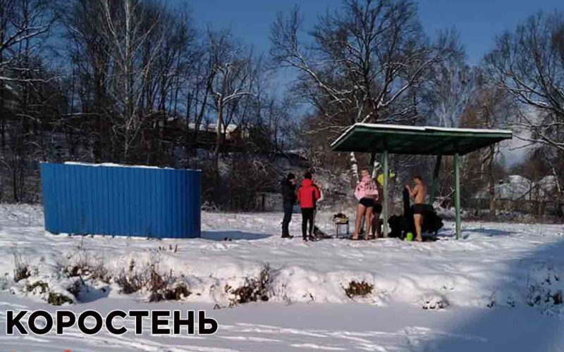 Коростенцям видають по літру освяченої води, а молодь на річці зробила купель (ФОТО)