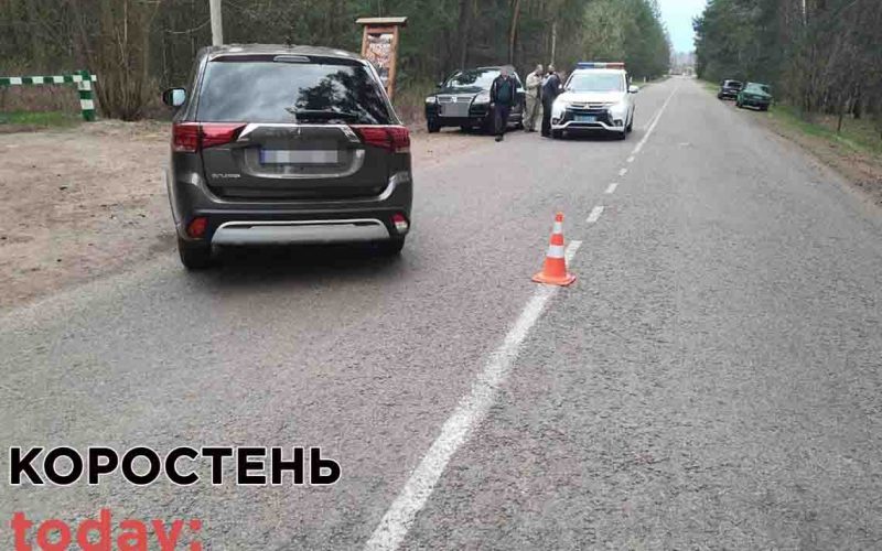 У Коростенському районі мотоцикл зіткнувся з легковиком: водій двоколісного – у лікарні