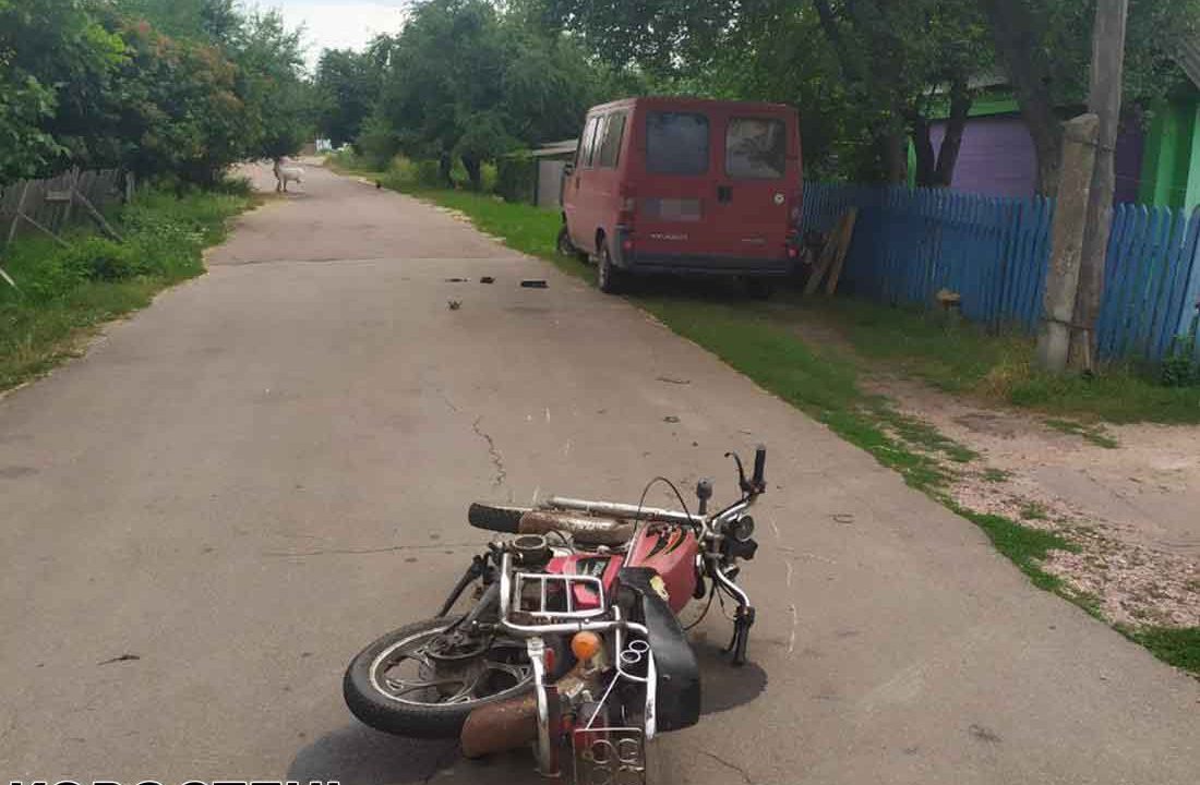 У селі Овруцького району мотоцикл врізався в бус, що стояв на узбіччі ?ФОТО