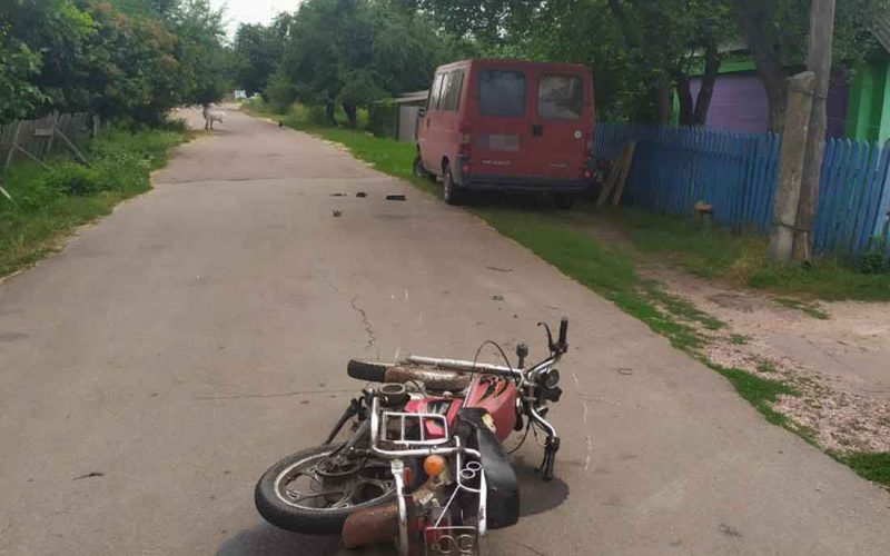 У селі Овруцького району мотоцикл врізався в бус, що стояв на узбіччі ?ФОТО