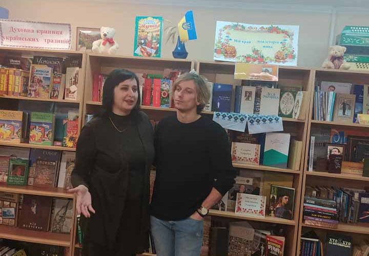 Коростенець Богдан Муха, який потрапив у шоу “Голос країни”, завітав до музичної бібліотеки в Житомирі (ФОТО)
