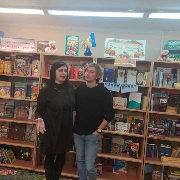 Коростенець Богдан Муха, який потрапив у шоу “Голос країни”, завітав до музичної бібліотеки в Житомирі (ФОТО)