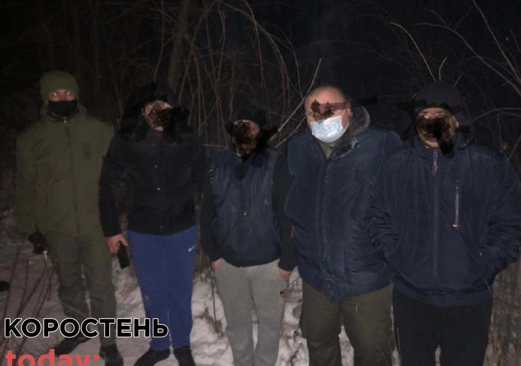 У Коростені поліцейські затримали трьох чоловіків, які хотіли перекинути на територію тюрми наркотики