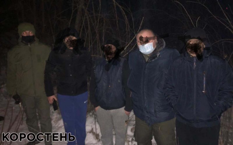 У Коростені поліцейські затримали трьох чоловіків, які хотіли перекинути на територію тюрми наркотики
