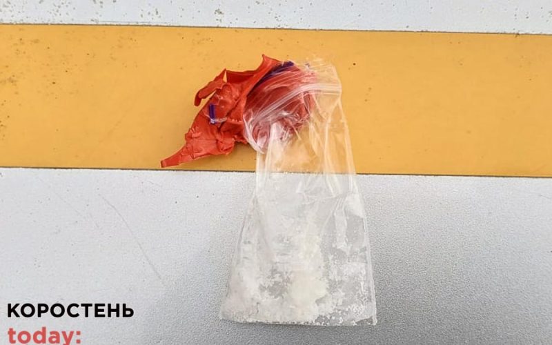 У Коростені поліцейські затримали 18-річного наркодилера (ФОТО)