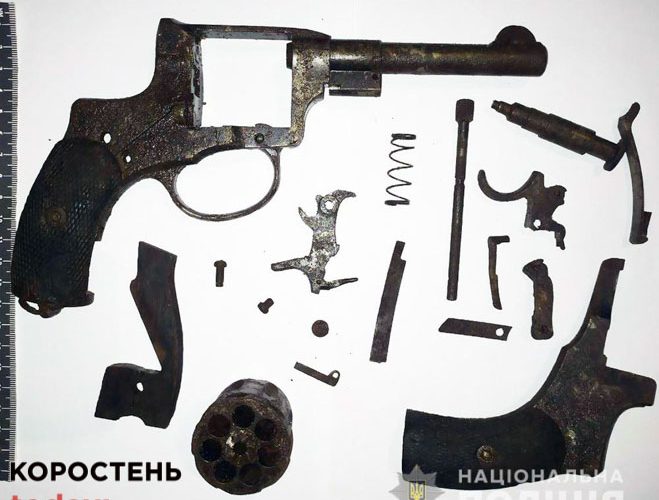 У селі Коростенського району в п’яного сімейного дебошира поліцейські знайшли револьвер ?ФОТО