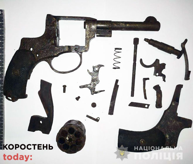 У селі Коростенського району в п’яного сімейного дебошира поліцейські знайшли револьвер ?ФОТО