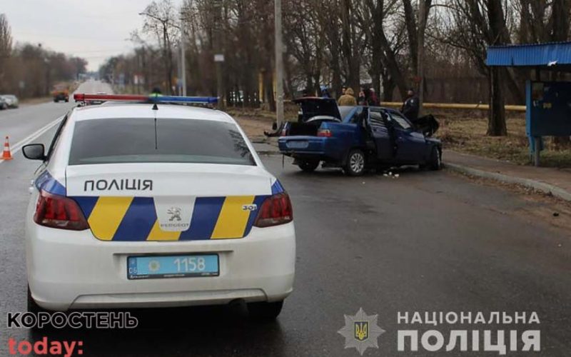 В Коростені на Пашинах сталась ДТП: ВАЗ зіткнувся з “Ягуаром”, двох людей госпіталізували