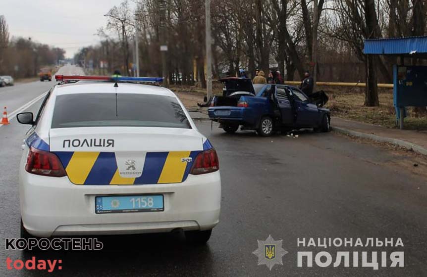 В Коростені на Пашинах сталась ДТП: ВАЗ зіткнувся з “Ягуаром”, двох людей госпіталізували
